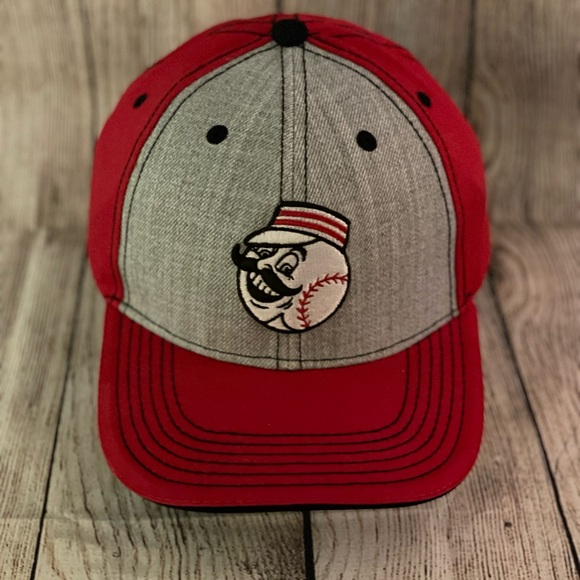 Cincinnati Reds - Fox Sports Retro Logo - Picture 1 of 8